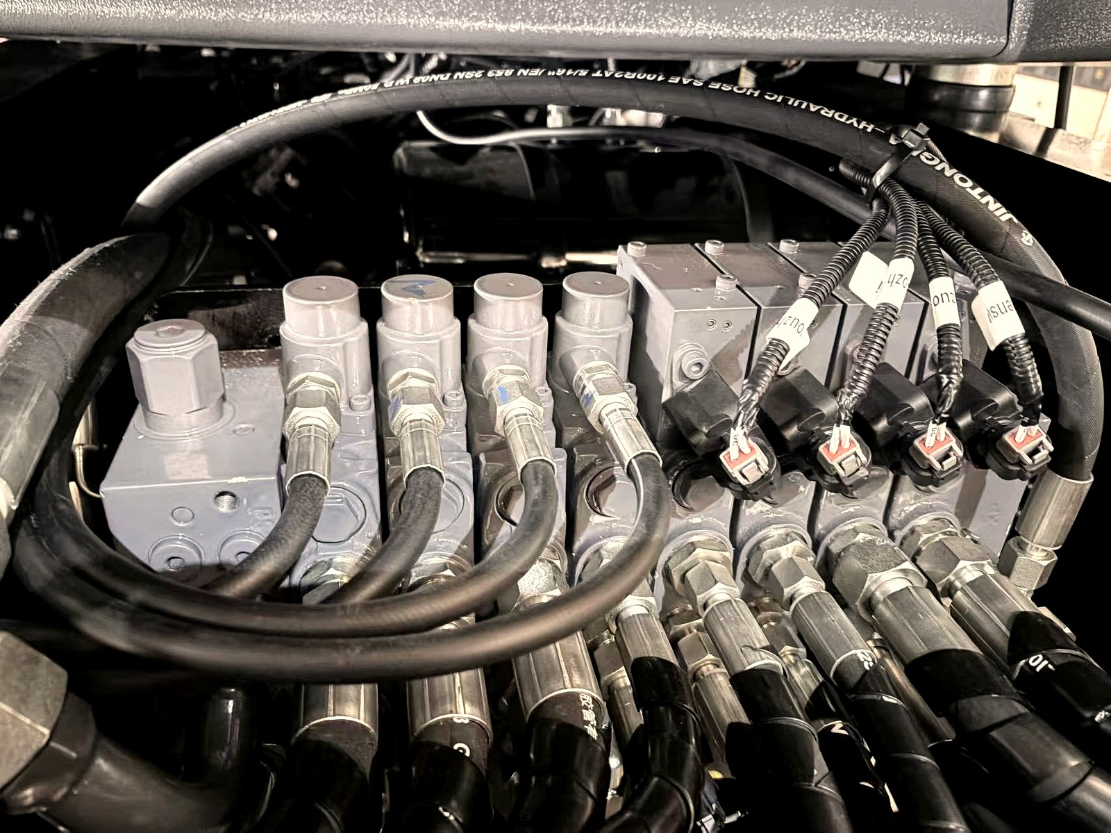 Backhoe loader hydraulic system troubleshooting and repair